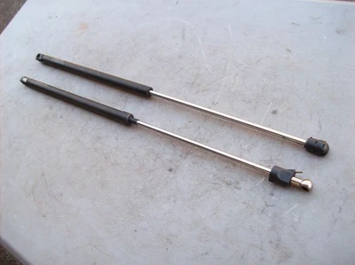 Porsche 944 y 944 Turbo S2 - Par de puntales amortiguadores de escotilla trasera UROPARTS Foto 1 de 4