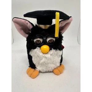 FURBY Graduate 1999 Edición Limitada 70-886 NO FUNCIONA Graduación De Colección - Imagen 1 de 8