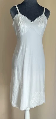 Vintage Marfil Deslizamiento Completo • Borde de Apliques de Encaje • Talla Pequeña **LEER DESCRIPCIÓN** Foto 1 de 4