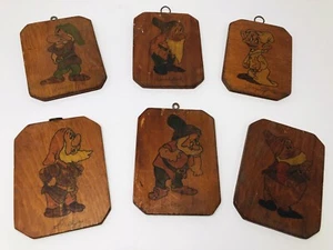Cuadros de arte popular en miniatura de Blancanieves y los siete enanitos de la década de 1930 - Imagen 1 de 12