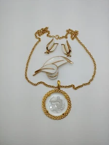 Trifari Corona Smalto Bianco Spilla Clip On Orecchini Collana Lotto Gioielli Vintage - Foto 1 di 8