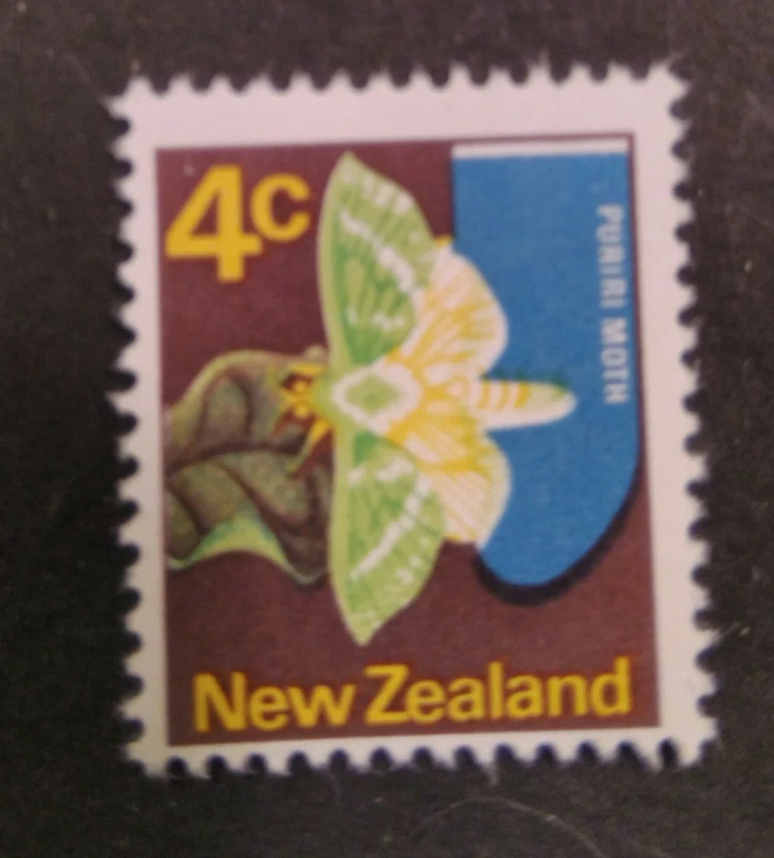 New Zealand 1973 4c Moth "WHITE BAR" error uhm - Image 1 of 1