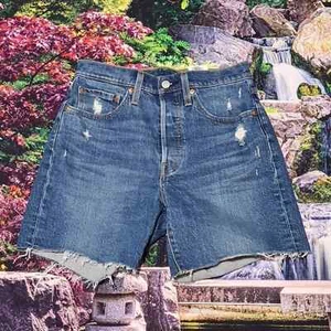 Pantaloncini Levi's Premium in denim effetto invecchiato taglia 26 nuovi con etichetta - Foto 1 di 5