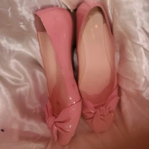 Kate Spade Nancy Damen-Flats rosa Lackleder Größe 8M spitz zulaufende Schleifen - Bild 1 von 7