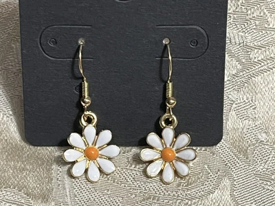 Pendientes colgantes informales bohemios de moda vintage blancos esmaltados florales dorados Foto 1 de 2