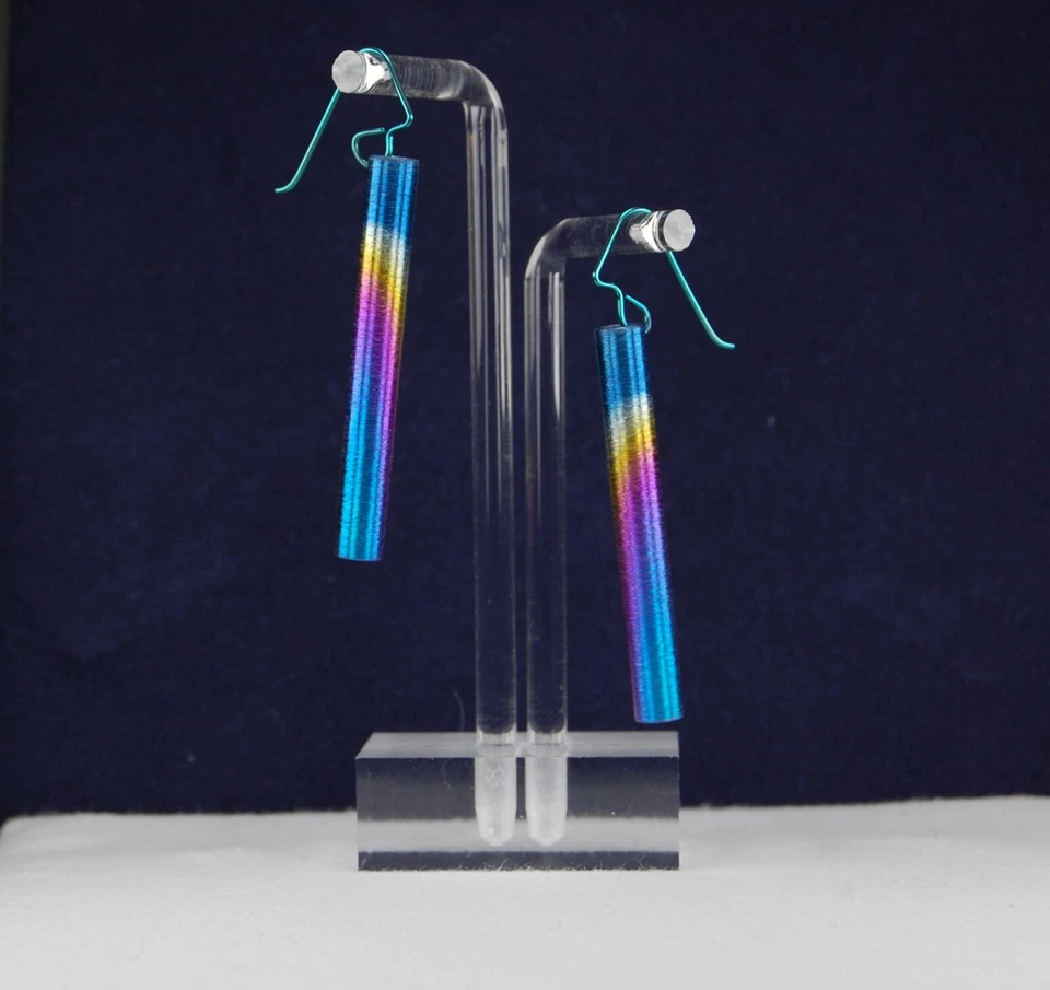 PENDIENTES TUBO TITANIO HECHOS CON ELECTRICIDAD (ANODIZADOS) HECHOS A MANO POR EL VENDEDOR ¡RAROS! Foto 1 de 1