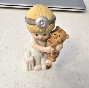 Vintage 1983 Enesco Country Cousins Scooter Vet Stethoscope Holding Cat Figurine - Picture 1 of 7
