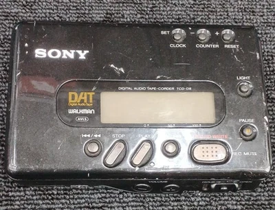 Sony TCD-D8 Portable DAT Recorder Digital Audio Tape Corder JUNK See notes - Image 1 of 4