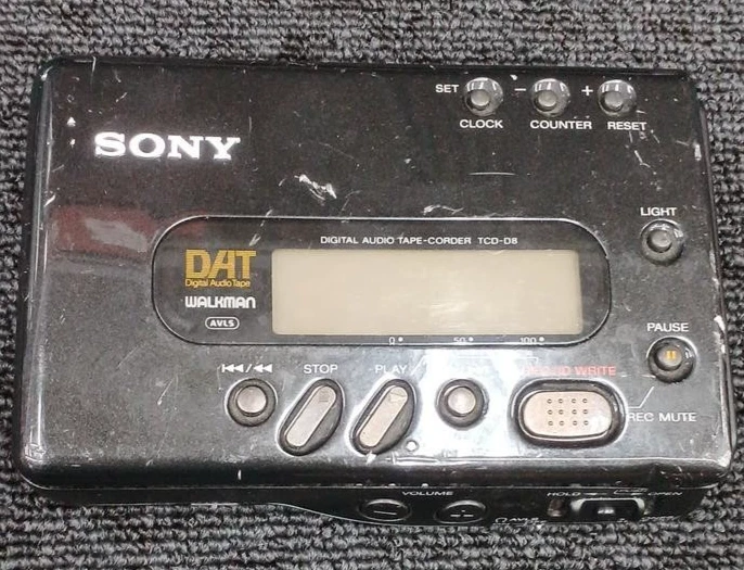 Sony TCD-D8 Portable DAT Recorder Digital Audio Tape Corder JUNK See notes - Image 1 of 4
