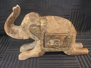 Scultura elefante vintage India in legno intagliato con cassetto - Foto 1 di 11