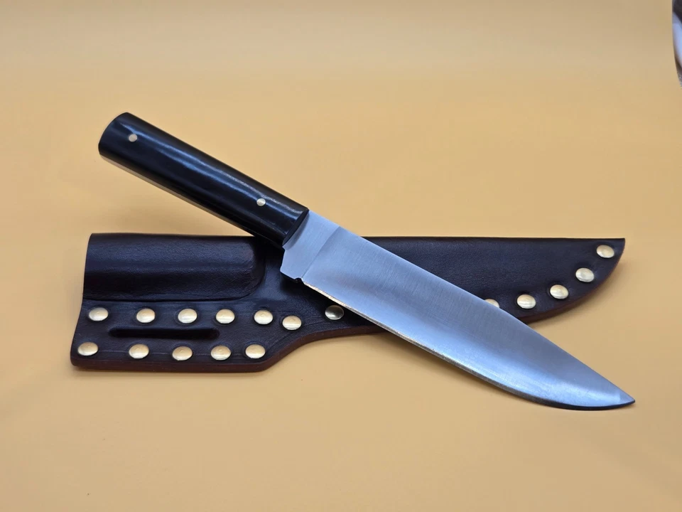 Cuchillo de caza con mango de cuerno con funda de cuero comercio de pieles cita de montañero Foto 1 de 4