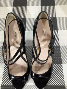 Miu Miu Pumps schwarz Doppelriemen Lackleder offene Zehenpartie 39 - Bild 1 von 10