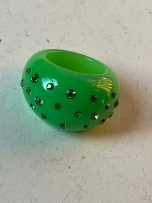 Banda cónica gruesa de plástico verde brillante vintage con detalles de diamantes de imitación anillo talla 6,5 Foto 1 de 4