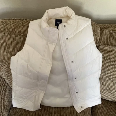 Chaleco acolchado blanco Gap con cremallera botón a presión grande para mujer Foto 1 de 4