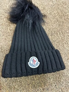 Cappello Moncler nero berretto con pom pom realizzato in pelliccia di volpe taglia gratuita GRENOBLE. - Foto 1 di 7