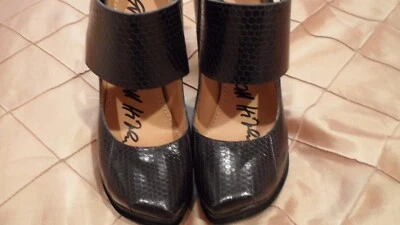 LANVIN FABULOSAS PLATAFORMAS DE CUERO NEGRO, ESTILO ÚNICO DE TACÓN Y BUCKEL PLATEADO Foto 1 de 4