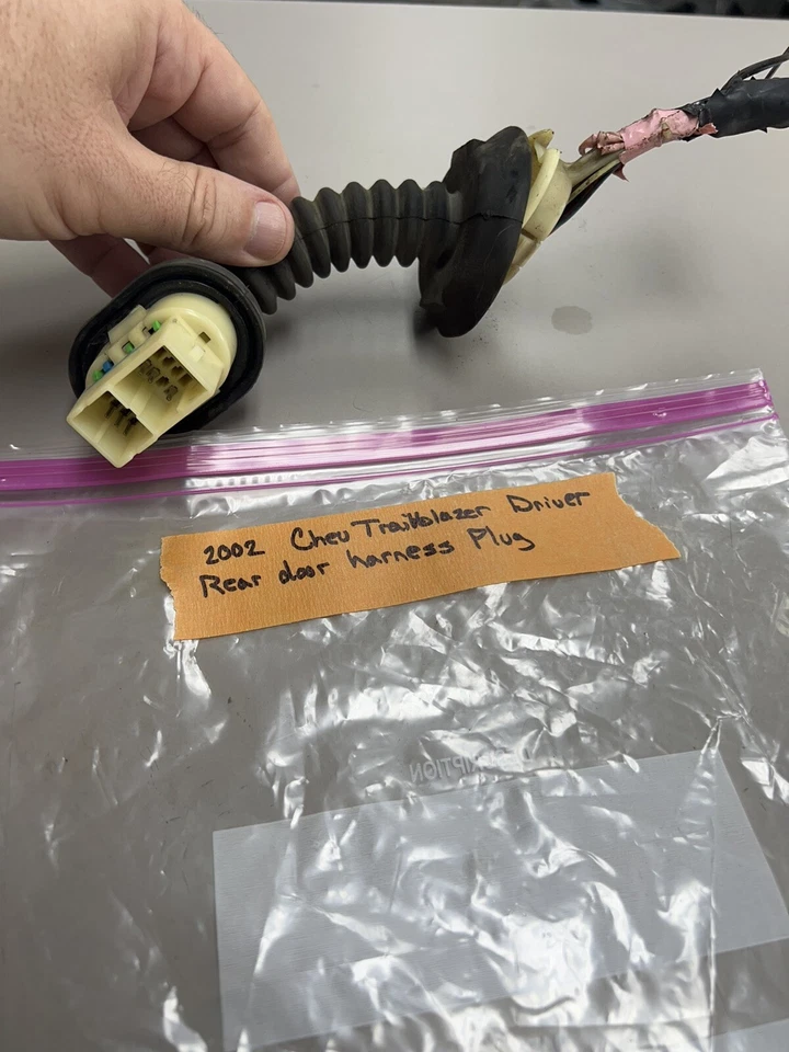 2002 - 2009 GMC ENVOY TRAILBLAZER Driver Rear Door Harness Plug - Image 1 of 1