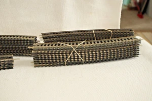 Ho Scale Atlas 18" Radius Snaptrack gebogen 35 Stück schwarze Krawatten - Bild 1 von 9