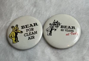 Vintage 2er Set SELTENE Indianapolis 500 Pin Back Buttons Bär für saubere Luft 60 - Bild 1 von 7