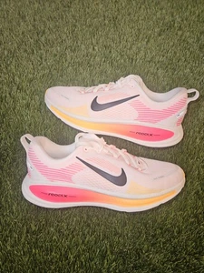 Talla 5Y- Nike Vomero 18 (HQ2157 102) "Vela/Carmesí Brillante" Para Mujer Talla 6.5 - Imagen 1 de 10
