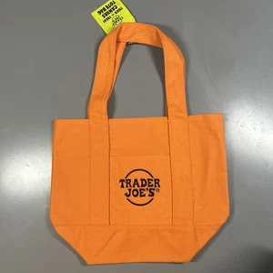 🎃 Trader Joe's Mini Halloween Canvas Tote Bag. Limitierte Auflage Orange/schwarz in der Hand - Bild 1 von 2