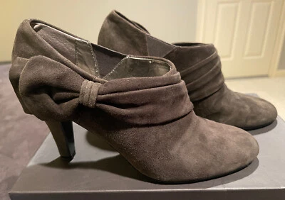 TAHARI Greyson Gris Oscuro Gamuza Tacón Botines con Arco Pull On Mujer 8.5 Foto 1 de 4