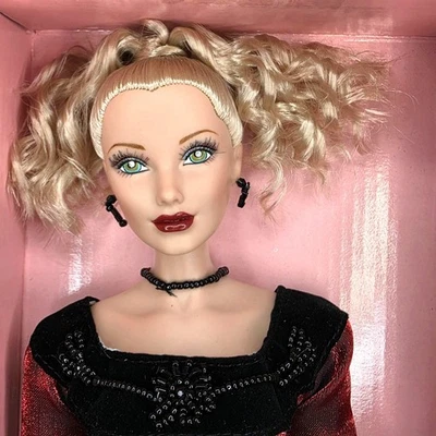 Muñeca Butterfly Wings de Paradise Galleries Stephany en vestido rojo con caja y certificado de autenticidad Foto 1 de 4