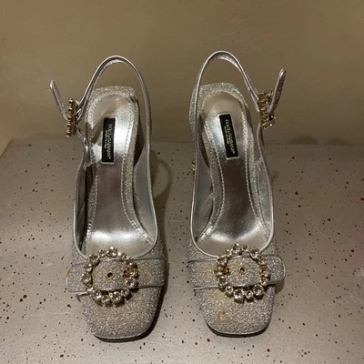 Zapatos de tacón Dolce & Gabbana plateados metálicos con cristal adornado talla 7,5 Foto 1 de 4