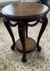 Mahogany & Leather round pedestal table by Maitland Smith - Picture 1 of 4