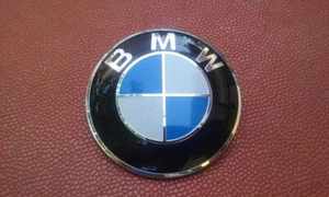 BMW 5114-8132375 Ø82mm LOGO CAPOT*/HOOD EMBLEM/SCHRIFTZUG E30 E36 E39 E38 E46... - Foto 1 di 8