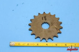 NOS PIÑÓN DELANTERO YAMAHA YR1 YR2 1967-68 - 9385E-18159-00 - Imagen 1 de 4