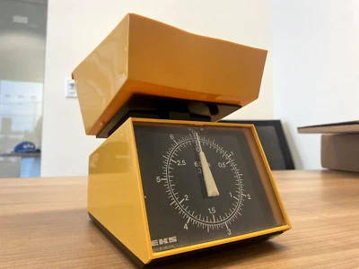 Винтажные 70-е годы Модерн Космическая эра EKS Аналоговые кухонные весы Сделано в Швеции Желтый - Изображение 1 из 4