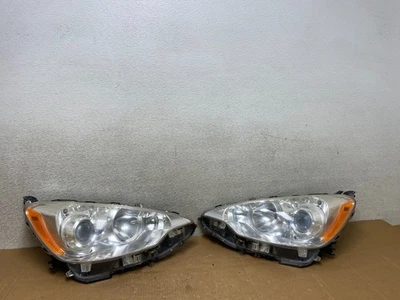 2012 2013 年丰田普锐斯 C 左 + 右侧卤素车头灯 V4956 DW — 第 1/4 张图片