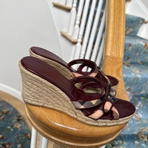 Burberry schwarz burgunderrot Nova Check Lackleder Espadrille Keilabsatz Sandalen Gr. 9 - Bild 1 von 19