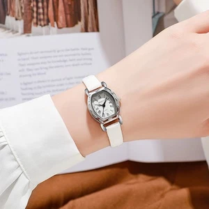 Elegante Damenuhr in Weinform mit Leichtlegierung und Armband - Picture 1 of 16