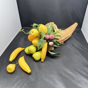 Füllhorn aus Weide mit Obstgesteck aus Kunststoff, 12” lang, 6” hoch, Bananen & Birne - Bild 1 von 8