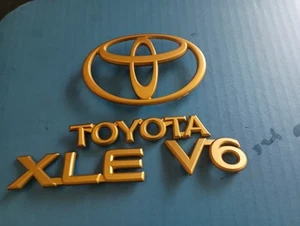 TOYOTA CAMRY XLE V6 GOLD REAR GATE 1992-96 TRUNK LID EMBLEM BADGE LOGO USED SET - Foto 1 di 8