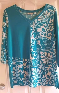 SUSAN GRAVER Liquid Knit Top - L - V-Neck, 3/4 Sleeves, Vented Hem - Picture 1 of 5