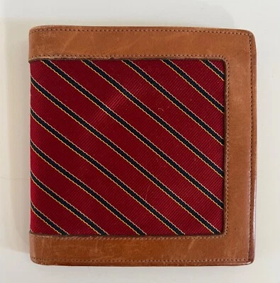 Cartera plegable Trafalgar de cuero marrón con sarga a rayas para hombre Foto 1 de 4