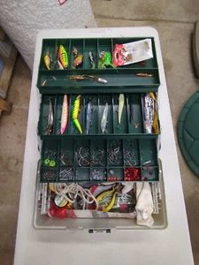 Vintage Plano Tackle Box VOLL von Ködern Werkzeuge & Angelzubehör - Bild 1 von 7