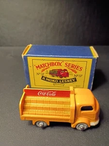 Matchbox #37A Coca Cola LORRY 1957 mit Metallrädern + offenem Sockel massiv orig B2 Box - Bild 1 von 13