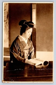 Vintage Photograph Japanese Geisha Girl Reading Book Studio Portrait Photo - Picture 1 of 2