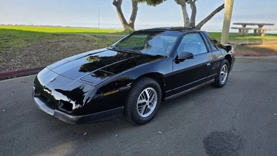 1986 Pontiac Fiero SE - Изображение 1 из 4