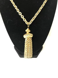 COLLAR DE CADENA REDONDO GRUESO CON COLGANTE DE BORLA, TONO DORADO, 22" DE LARGO, CIERRE DE ANILLO - Imagen 1 de 3