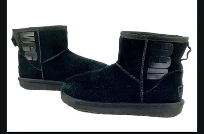 BOTAS UGG CLÁSICAS MINI UGG GOMA LOGO GRÁFICO NEGRAS. Mujer Talla 7 Foto 1 de 4
