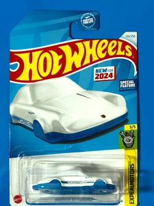 NEW 2024 Hot Wheels Porsche 911 Carrera 134/250 White Experimotors 5/5 KEYCHAIN - Picture 1 of 2