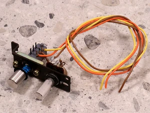 Pioneer PL-516 Plattenspieler GESCHWINDIGKEITSKONTROLLSCHALTER & 5 Kohms Potentiometer TOPF - Bild 1 von 2