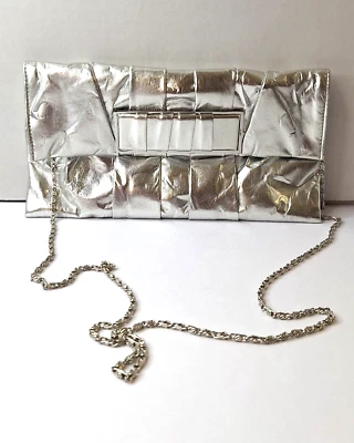 Bolso sin asas bandolera KATE LANDRY imitación cuero plateado metálico East West Y2K Foto 1 de 4