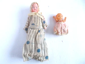 2 BAMBOLE DI PLASTICA VESTITE VINTAGE VECCHIO STILE - Foto 1 di 4