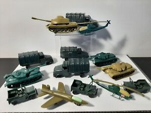 Lot de 14 véhicules militaire / blindés, avion et hélicoptères - plastique 
